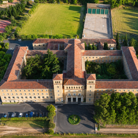 Exteriores con campos más verdes y cuidados